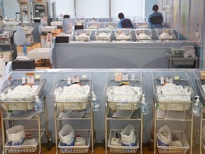 경기 고양시 차의과학대학교 일산차병원 신생아실에서 간호사들이 신생아를 돌보고 있다. ⓒ 뉴스1 김도우 기자