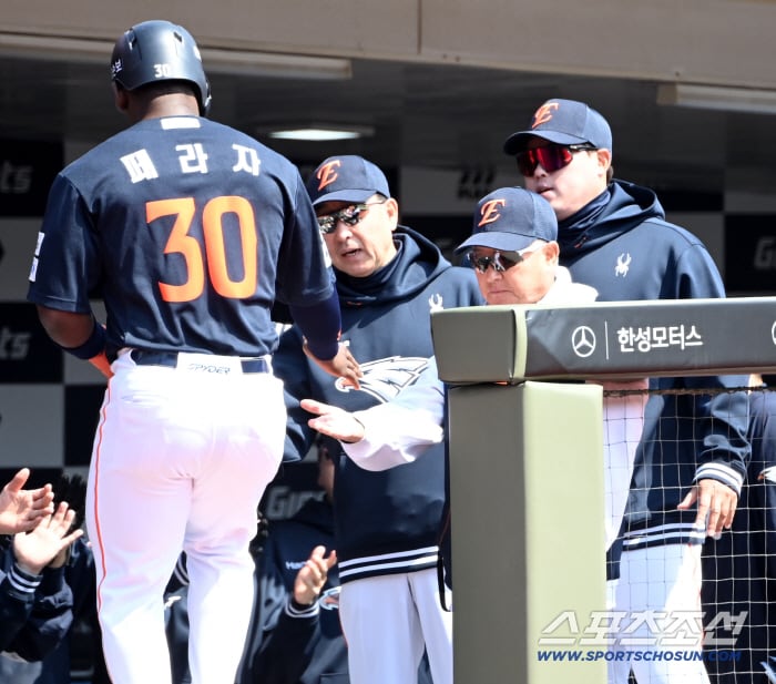 21일 부산 사직야구장에서 열린 한화와 롯데의 시범경기. 1회초 무사 만루 한화 김경문 감독이 노시환의 2타점 적시타에 홈을 밟은 페라자를 맞이하고 있다. 부산=허상욱 기자wook@sportschosun.com/2026.03.21/