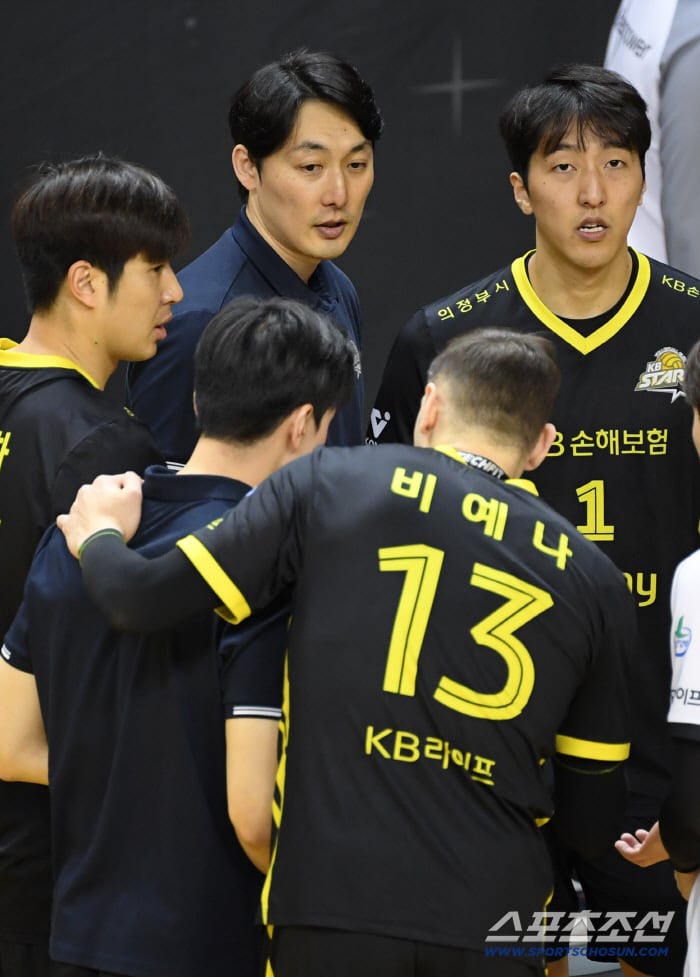 3일 의정부 경민대학교 체육관에서 열린 V리그 남자부 KB손해보험과 한국전력의 경기. 하현용 KB손해보험 감독대행이 작전 지시를 하고 있다. 의정부=박재만 기자 pjm@sportschosun.com/2026.01.03/