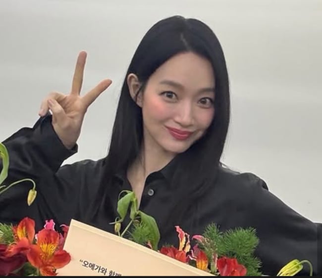 ♥김우빈 또 반하겠네...신민아, 꽃바구니 뒤에 숨은 방부제 '동안 미모'