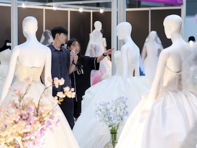 서울 강남구 삼성동 코엑스에서 열린 2025 추계 웨덱스 웨딩 박람회에서 예비 부부들이 전시된 드레스를 살펴보고 있다. 2025.7.6 ⓒ 뉴스1 김성진 기자