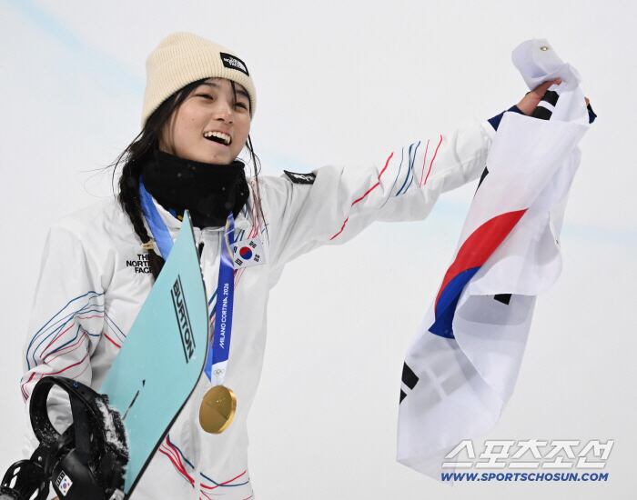 13일(한국시간) 이탈리아 리비뇨 스노파크에서 열린 스키 스노보드 여자 하프파이프 결선에서 최가온이 90.25점을 획득해 금메달을 차지했다. 시상식에서 미소 짓고 있는 최가온. 리비뇨(이탈리아)=송정헌 기자songs@sportschosun.com/2026.02.13/