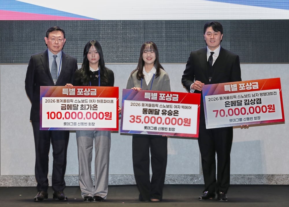 신동빈 롯데 회장이 19일 서울 송파구 시그니엘 서울에서 열린 2026 동계올림픽 대한민국 스키·스노보드 국가대표단 격려 행사에서 메달을 획득한 선수들에게 특별포상금을 수여하고 있다. 신동빈(왼쪽부터) 롯데 회장, 최가온 선수, 유승은 선수, 김상겸 선수. /롯데지주