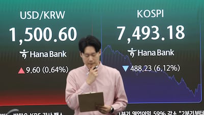 15일 서울 중구 하나은행 딜링룸에서 직원이 업무를 보고 있다. 이날 코스피는 전장보다 488.23포인트(6.12%) 내린 7,493.18에 장을 마쳤다./연합뉴스