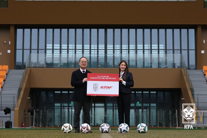 코리아 풋볼 파크/ 신신상사 스타 사용구 협찬사 조인식/ 대한축구협회 이용수 부회장,스타 정현정 부사장/ 사진 홍석균