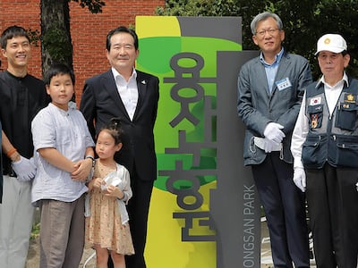 2020년 7월 21일 정세균 당시 국무총리(오른쪽 넷째)와 유홍준 용산공원조성추진 위원장(오른쪽 셋째)을 비롯한 참석자들이 서울 용산구 용산공원부지 내 장교숙소 5단지 개방행사에서 기념비 제막을 마친 뒤 기념촬영을 하고 있다. photo 뉴시스