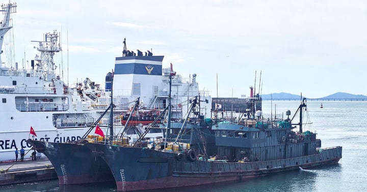 Korea Coast Guard Seizes Two Chinese Vessels Near Baengnyeong Island - 조선일보
