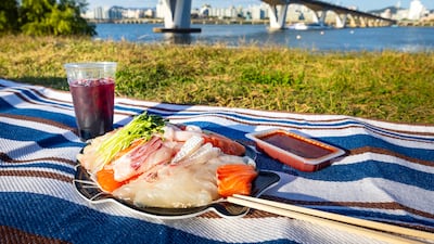 치킨·피자 대신 한강변 점령한 가을 ‘회크닉’