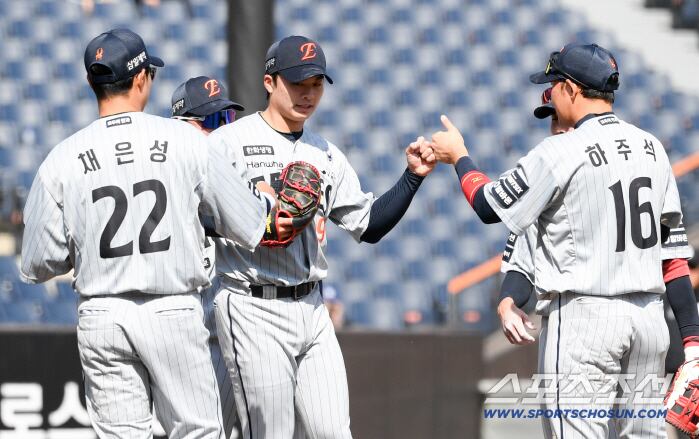지난 경기 부진을 완벽히 씻어낸 아시아쿼터 왕옌청을 향해 한화 형님들은 엄지를 치켜세웠다.