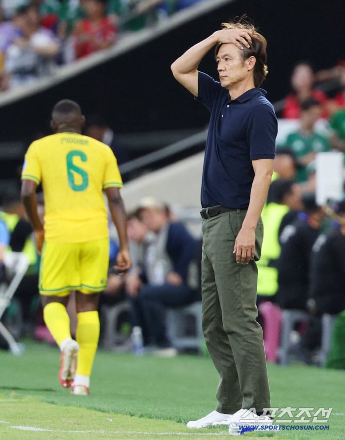 '충격적 현실'→'비난 폭발' 고개 숙인 홍명보 감독 "모든 것은 감독의 책임…내가 판단하고 결정"