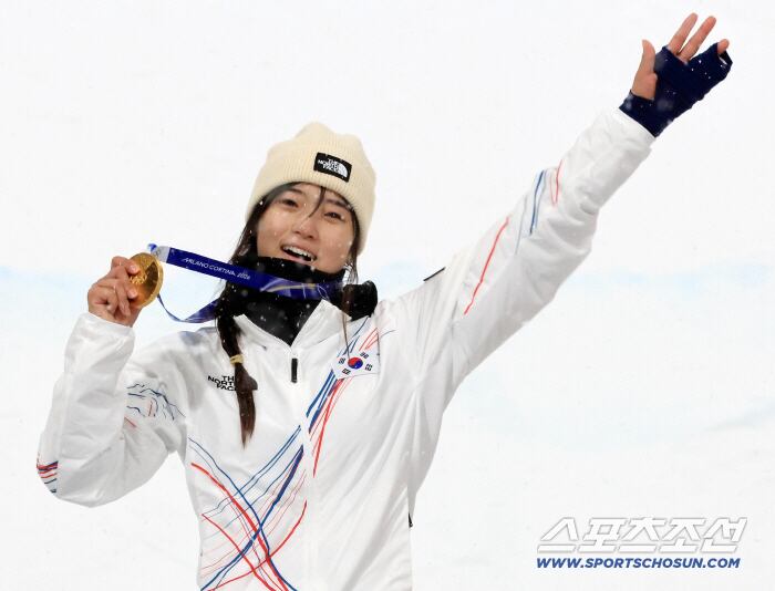 13일(한국시간) 이탈리아 리비뇨 스노파크에서 열린 스키 스노보드 여자 하프파이프 결선에서 최가온이 90.25점을 획득해 금메달을 차지했다. 금메달 들고 미소를 짓는 최가온. 리비뇨(이탈리아)=송정헌 기자songs@sportschosun.com/2026.02.13/