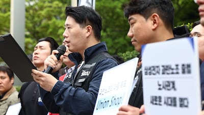 최승호 삼성그룹 초기업노동조합 삼성전자 지부 위원장이 17일 서울 삼성전자 서초사옥 정문에서 열린 과반노조 공식 선언 기자회견에서 모두발언을 하고 있다. 2026.4.17 ⓒ 뉴스1 김도우 기자
