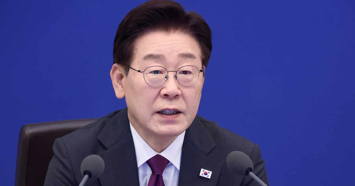 대통령이 직접 꼽은 '의도적 가짜뉴스', 그 배후는 누구?