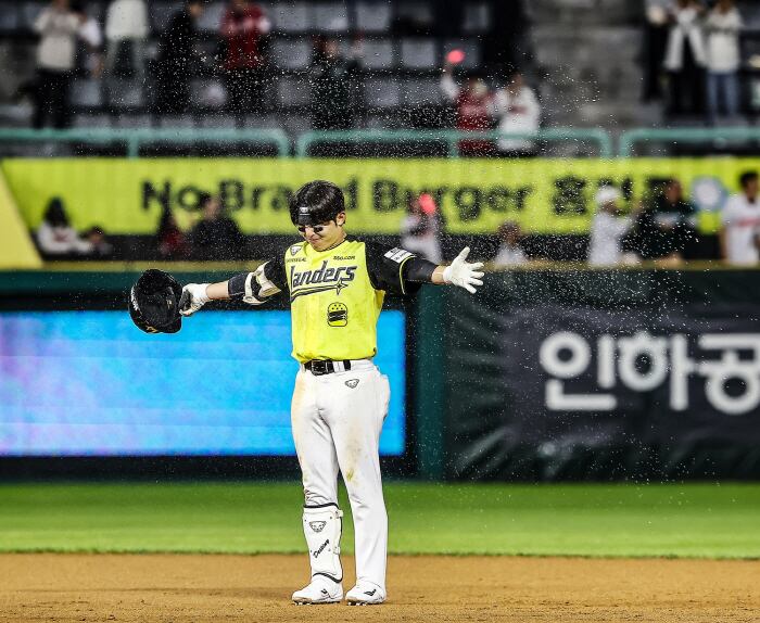 6일 인천 NC전에서 끝내기 안타를 기록한 정준재. 사진=SSG 랜더스