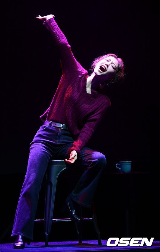 Press call scene for the play Fleabag at Doosan Art Center’s Yonkang Hall in Seoul, with the performer in action
