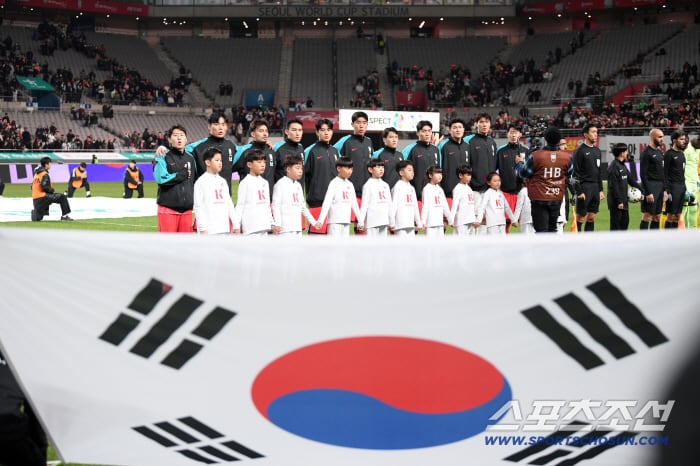 18일 서울월드컵경기장에서 열린 대한민국과 가나의 A매치 평가전. 선수들이 국민 의례를 하고 있다. 상암=박재만 기자 pjm@sportschosun.com/2025.11.18/