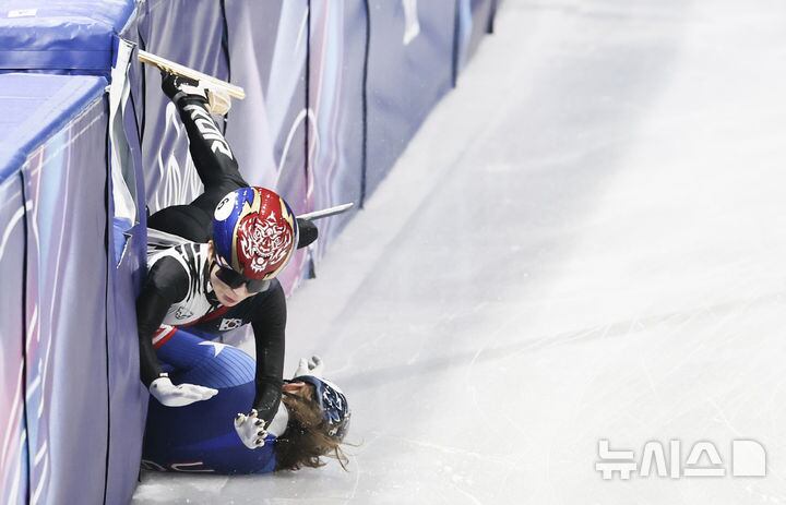 태클에 넘어지는 쇼트트랙 김길리