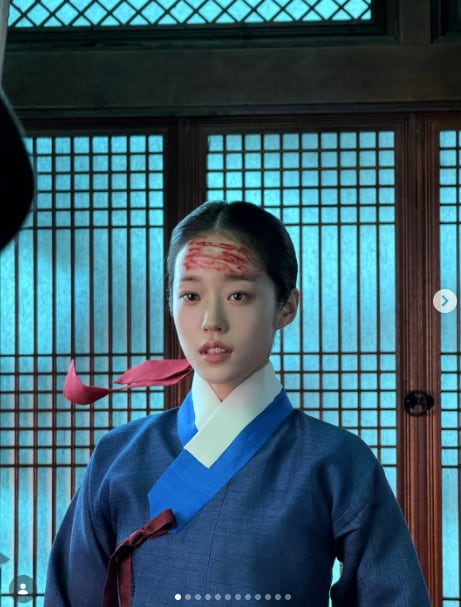 ‘이대 여신’ 노윤서, 한복도 찰떡 소화..피가 묻어도 ‘아름다워’