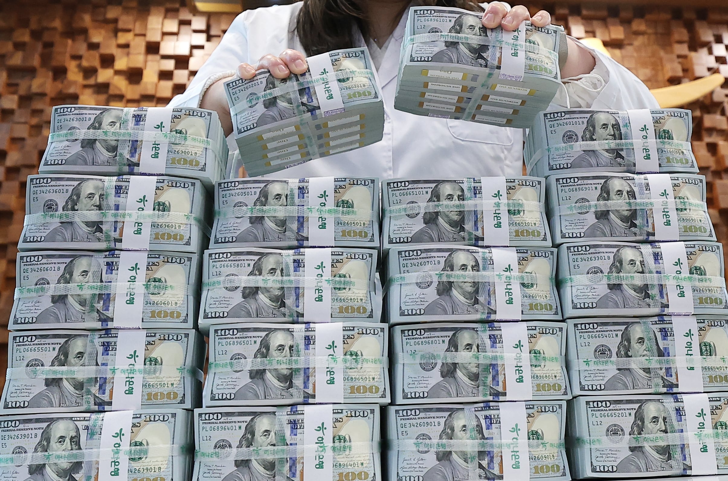 정부 요청에도 달러 안 푼 기업들… 달러예금 3년5개월 만에 최대
