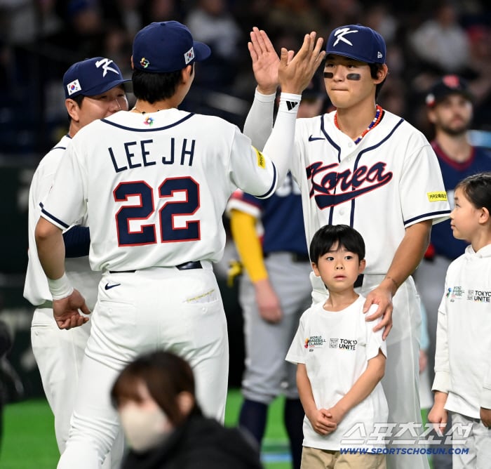 5일 일본 도쿄돔에서 열린 WBC(월드베이스볼클래식) 한국과 체코의 경기. 선수 소개때 김도영과 이정후가 하이파이브를 하고 있다. 도쿄(일본)=허상욱 기자wook@sportschosun.com/2026.03.05/