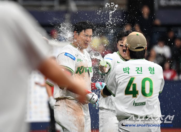 19일 고척 스카이돔에서 열린 키움과 SSG의 경기. 9회말 키움 김웅빈이 SSG 조병현을 상대로 끝내기홈런을 날렸다. 동료들의 축하를 받고 있는 김웅빈. 고척=송정헌 기자songs@sportschosun.com/2026.05.19/
