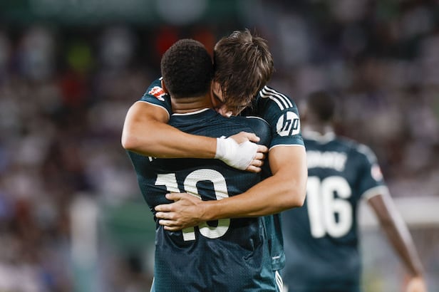 epa13242632 Real Madrid's Carlos Espi (R) celebrates after scoring during the Spanish LaLiga soccer match between Elche and Real Madrid, in Elche, Spain, 15 September 2026.  EPA/KAI FORSTERLING<저작권자(c) 연합뉴스, 무단 전재-재배포, AI 학습 및 활용 금지>