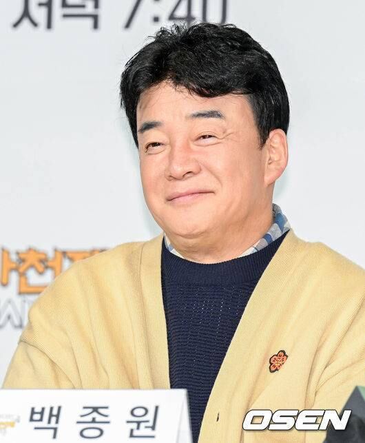 Baek Jong-won as judge on cooking show