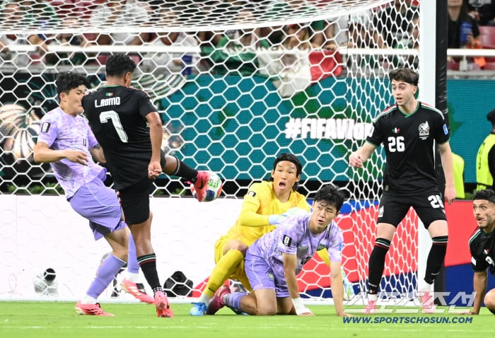 사실상 자책골! '벽' 같았던 김승규의 안타까운 실수...한국, 멕시코에 0-1로 끌려가