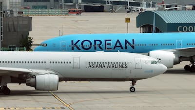 대한항공과 아시아나항공이 6월 발권하는 한국 출발 국제선 유류할증료를 5월 적용됐던 33단계에서 27단계로 6단계 낮춘다. 중동 정세 불안 등으로 급등했던 항공유 가격이 최근 하락하면서 여름 성수기를 앞두고 해외 항공권 가격 부담이 다소 완화될 전망이다. 사진은 18일 오후 인천국제공항 제2터미널 계류장에서 여객기가 이동하는 모습. 2026.5.18 ⓒ 뉴스1 김진환 기자
