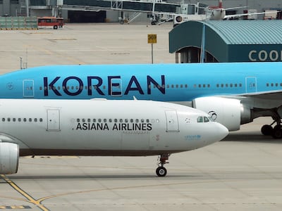 대한항공과 아시아나항공이 6월 발권하는 한국 출발 국제선 유류할증료를 5월 적용됐던 33단계에서 27단계로 6단계 낮춘다. 중동 정세 불안 등으로 급등했던 항공유 가격이 최근 하락하면서 여름 성수기를 앞두고 해외 항공권 가격 부담이 다소 완화될 전망이다. 사진은 18일 오후 인천국제공항 제2터미널 계류장에서 여객기가 이동하는 모습. 2026.5.18 ⓒ 뉴스1 김진환 기자