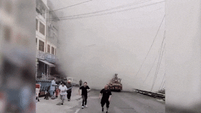 중국 충칭서 산사태... 민가 덮쳐 사람들 깔렸다