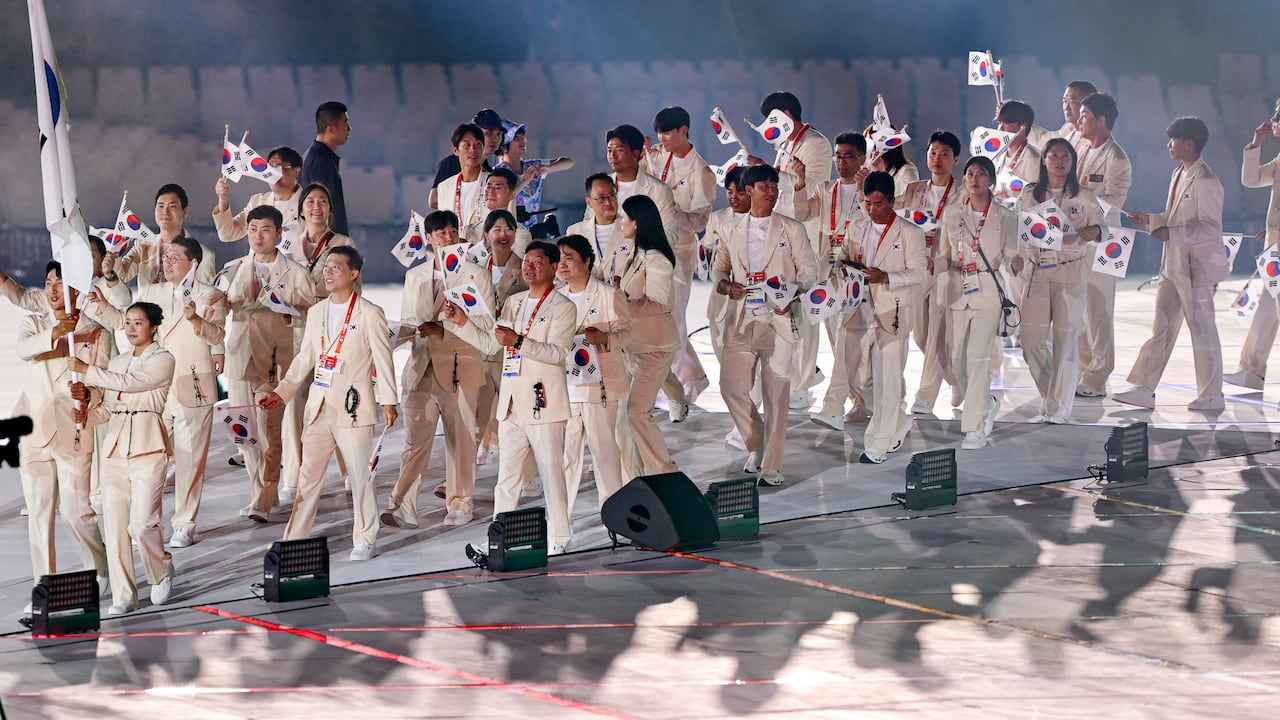한국 선수단이 19일 일본 나고야 미즈호파크 육상경기장에서 열린 2026 아이치·나고야 아시안게임 개회식에서 기수 김동용(조정)과 신유빈(탁구)을 앞세우고 입장하고 있다. /박성원 기자