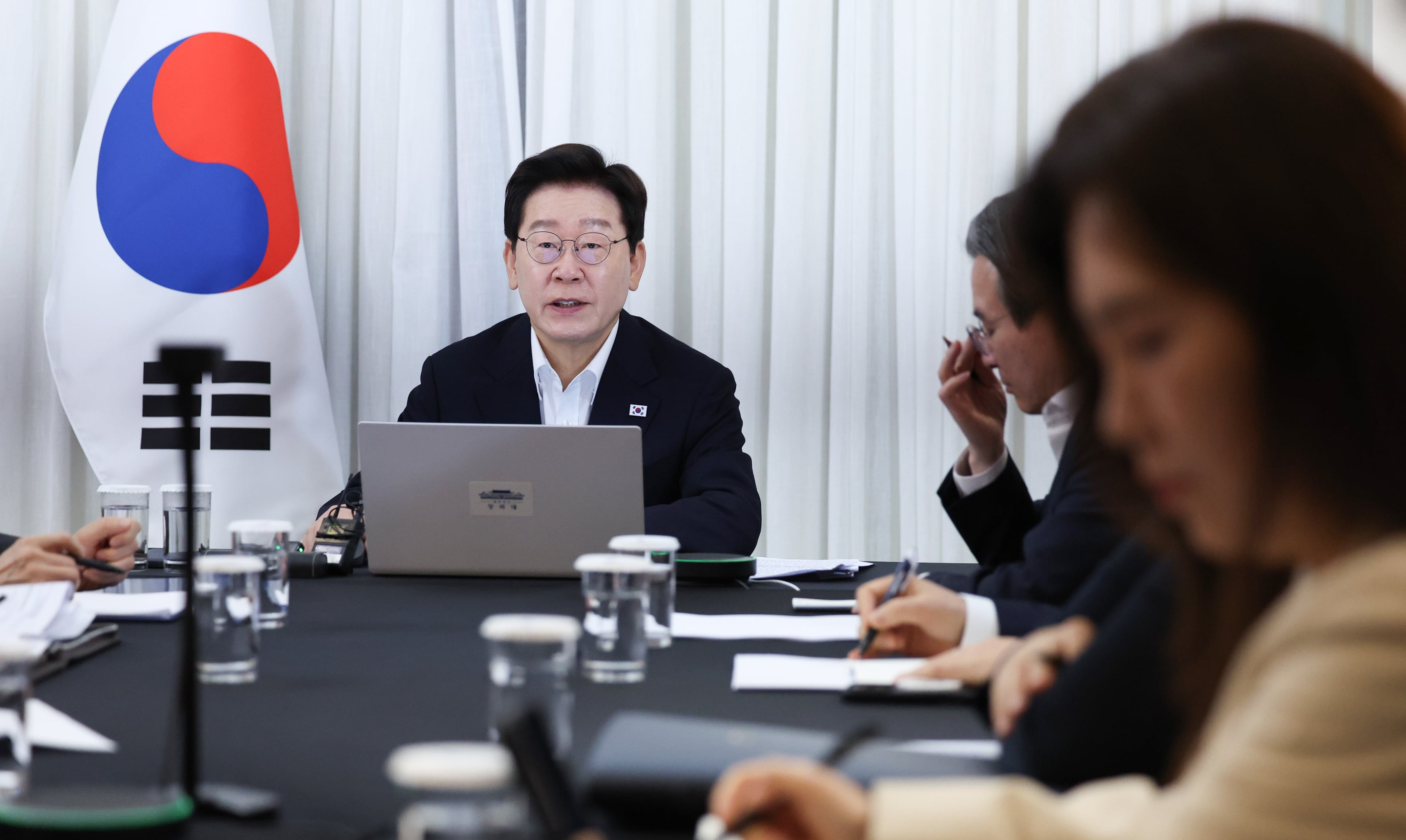 李대통령 “유가불안 해소때까지 석유 최고가격제 계속”
