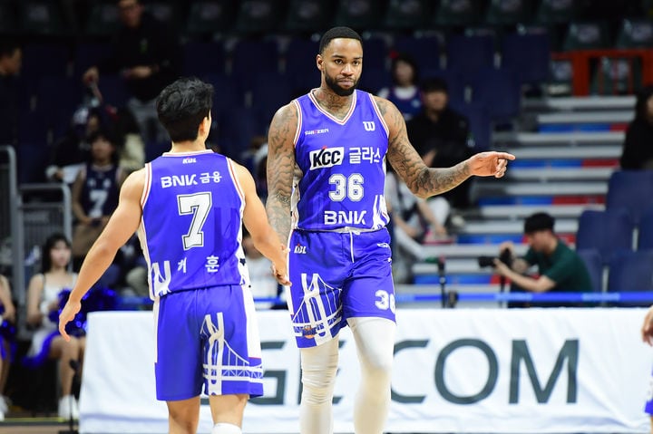 웹사이트상위노출 홈페이지상위노출 사이트상위노출숀 롱·허훈 나란히 더블더블…KCC, 삼성 꺾고 7연승 ‘해피 크리스마스 이브’