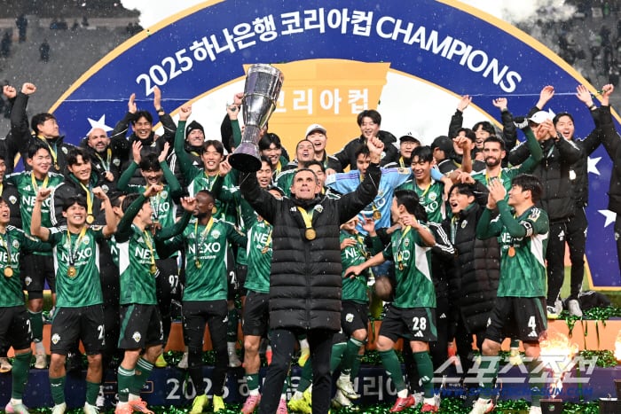 6일 서울월드컵경기장에서 열린 2025 하나은행 코리아컵 결승, 전북 현대와 광주FC의 경기. 전북이 승리하며 우승을 차지했다. 우승컵을 들어올리는 거스 포옛 감독과 선수들의 모습. 상암=허상욱 기자wook@sportschosun.com/2025.12.06/
