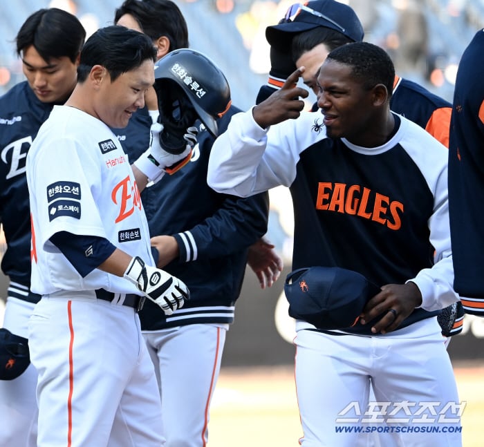 19일 대전한화생명볼파크에서 열린 KIA와 한화의 시범경기. 9회말 1사 1루 한화 김태연이 끝내기 2점홈런을 치고 페라자와 기쁨을 나누고 있다. 대전=허상욱 기자wook@sportschosun.com/2026.03.19/