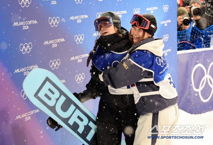 13일(한국시간) 이탈리아 리비뇨 스노파크에서 열린 스키 스노보드 여자 하프파이프 결선에서 최가온이 90.25점을 획득해 금메달을 차지했다. 금메달이 확정되자 동메달을 딴 일본 오노 미츠키 선수가 축하해주고 있다. 리비뇨(이탈리아)=송정헌 기자songs@sportschosun.com/2026.02.13/
