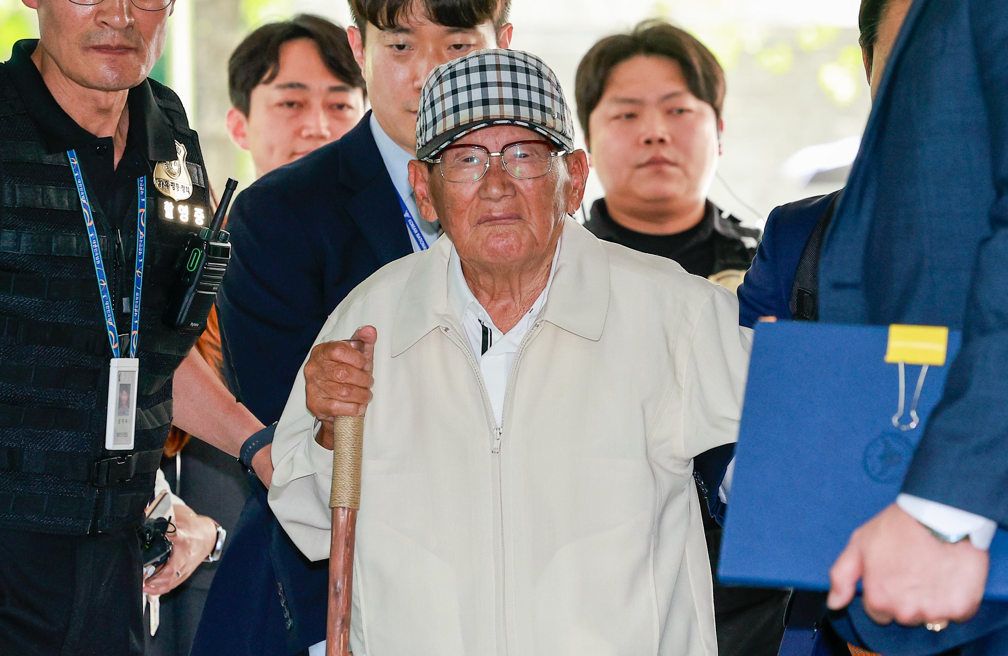 ‘집단 입당 의혹’ 신천지 이만희 구속영장 발부