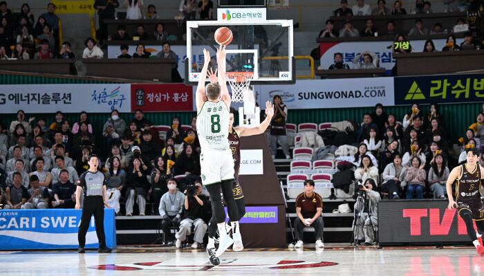 엘런슨의 4쿼터 막판 결정적 3점포 장면. 사진제공=KBL