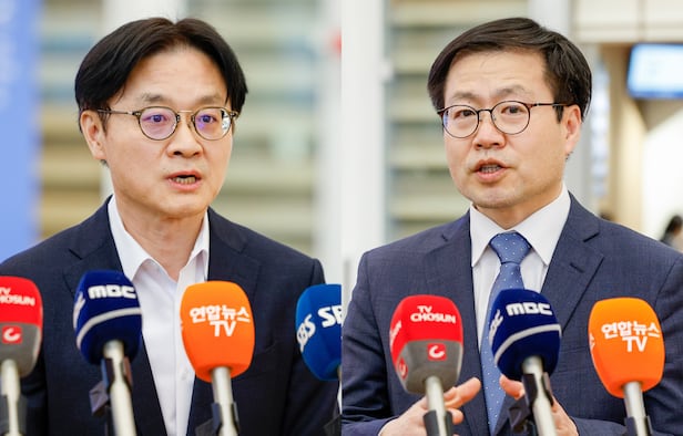 김정관 산업통상부 장관(왼쪽)과 여한구 통상교섭본부장이 대미 통상현안 협의를 마치고 8일 오후 인천국제공항 2터미널을 통해 각각 귀국, 취재진 질문에 답하고 있다. 2026.3.8 ⓒ 뉴스1 안은나 기자