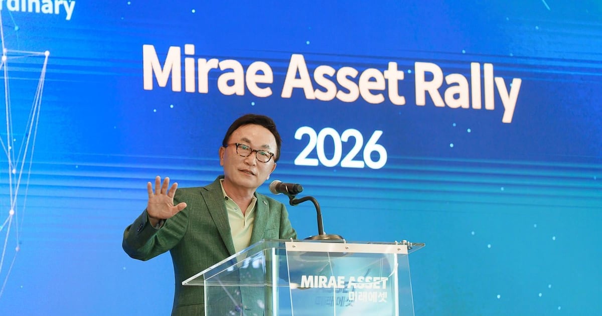 Выступление представителя Mirae Asset на конференции с логотипом компании.