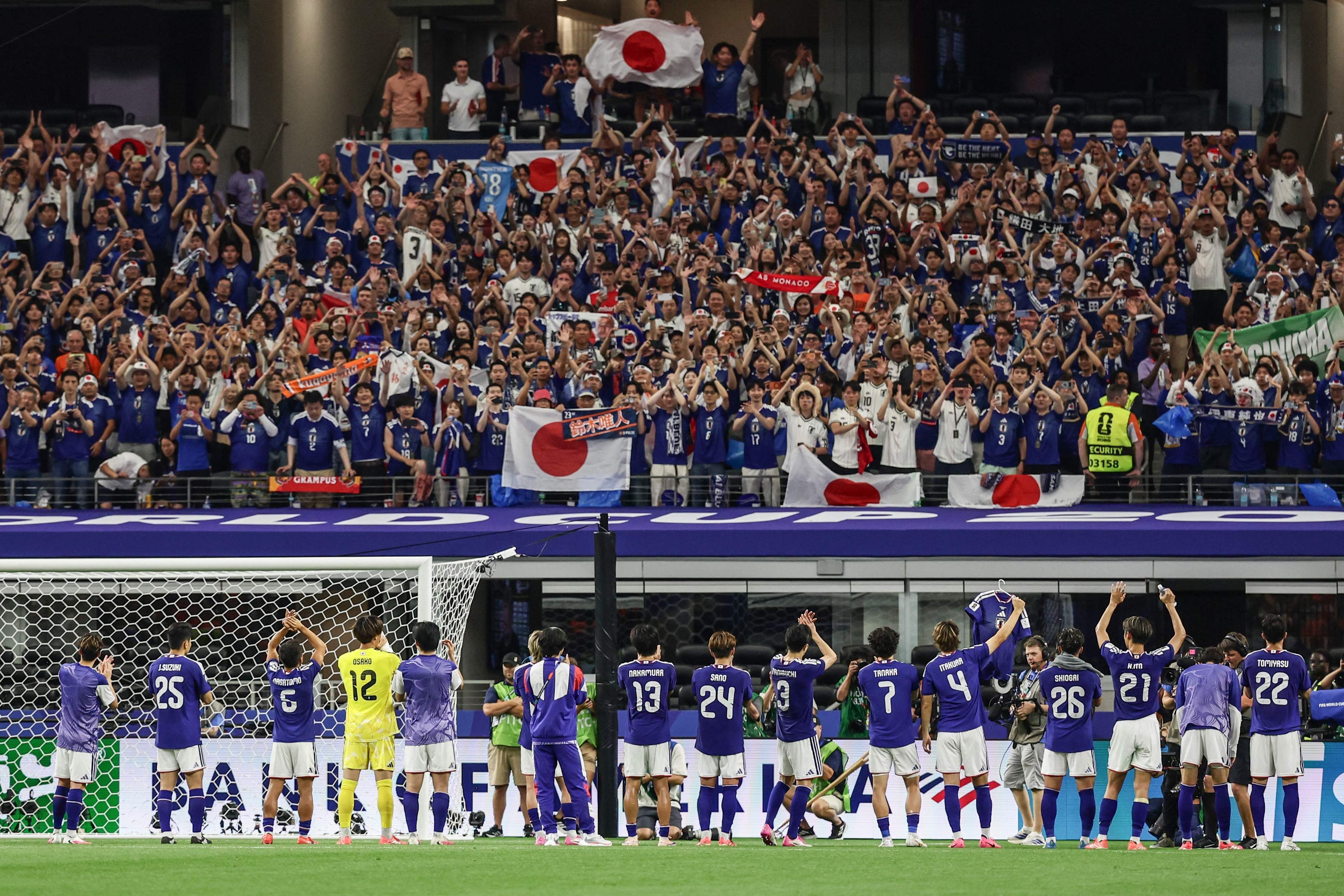 세계가 칭찬한 日 축구팬 청소 문화, 내부선 위선 논란