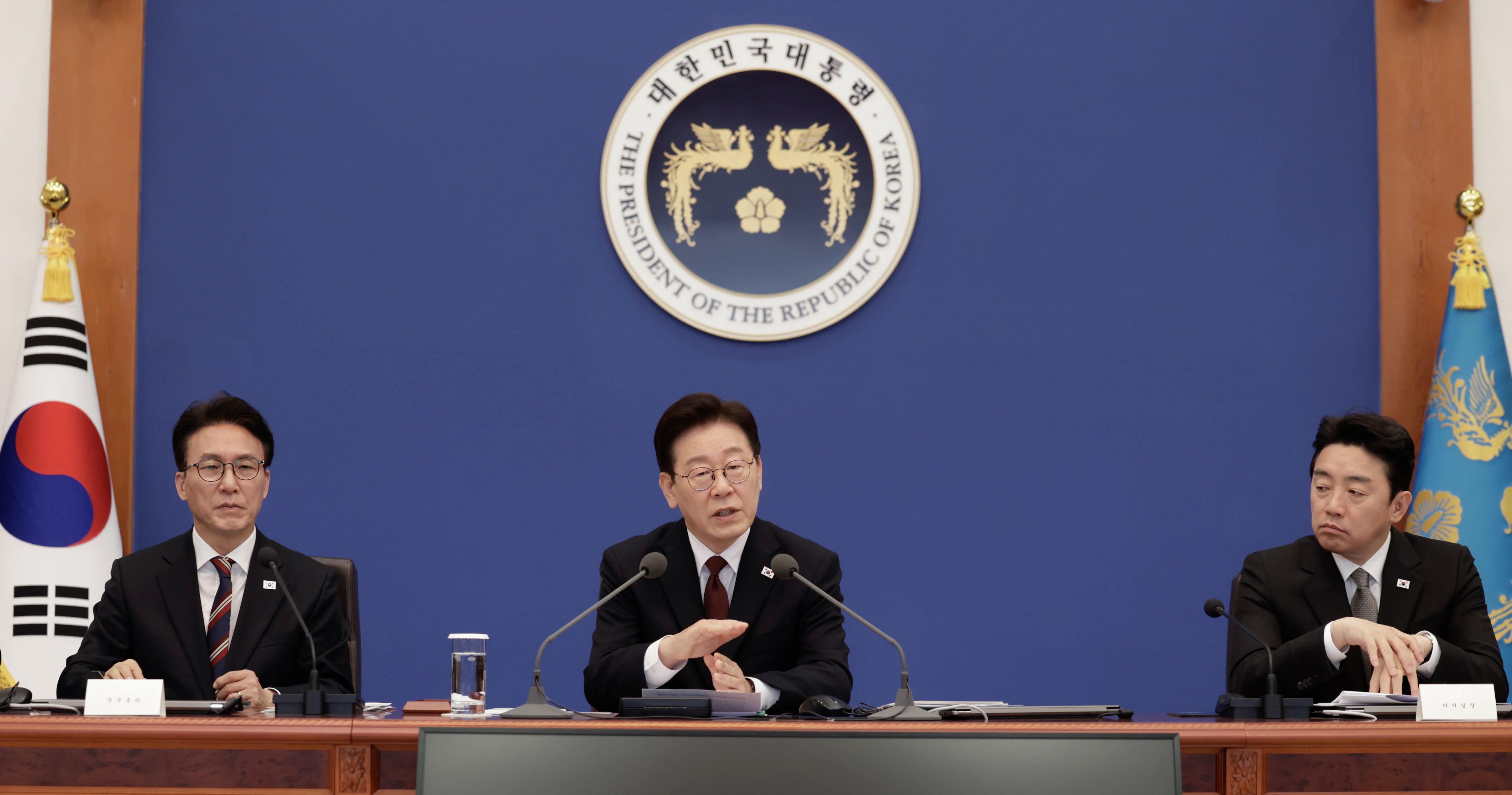 李대통령 “전기요금 묶어두니 재정손실 우려...절약해달라”