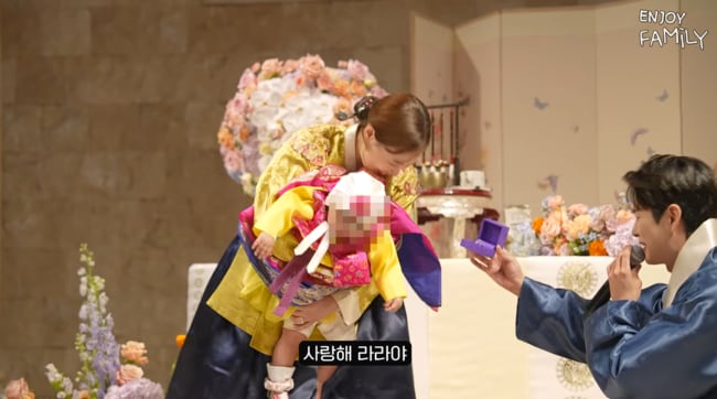 '임라라♥' 손민수, 초호화 돌잔치서 무릎꿇었다.."내 인생의 주인공은 너" 썸네일