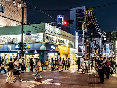 지난 8월 26일 서울시 성동구 성수동에서 청년들이 발걸음을 옮기고 있다. photo 이신영 영상미디어 기자