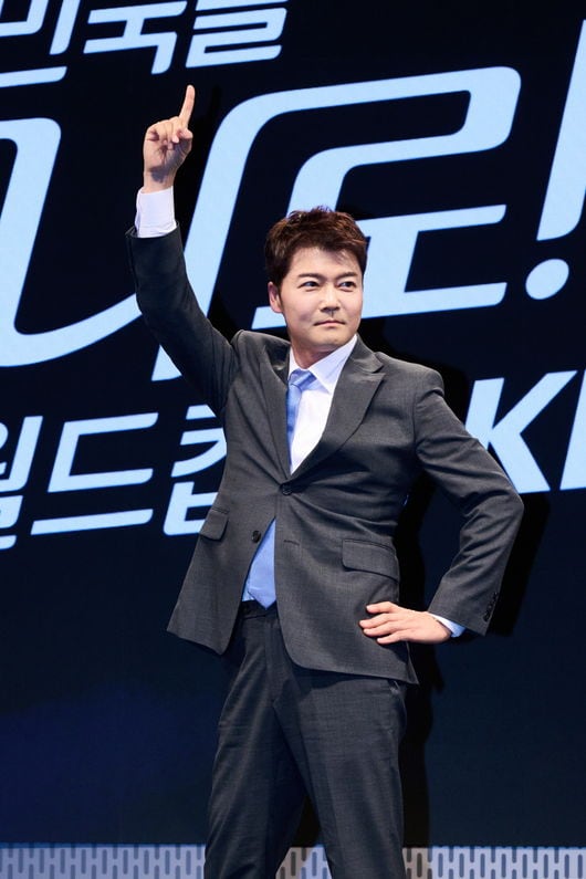 "배성재 잡을 것" 전현무, 32강 걸린 남아공전 중계 데뷔..이영표와 첫 호흡