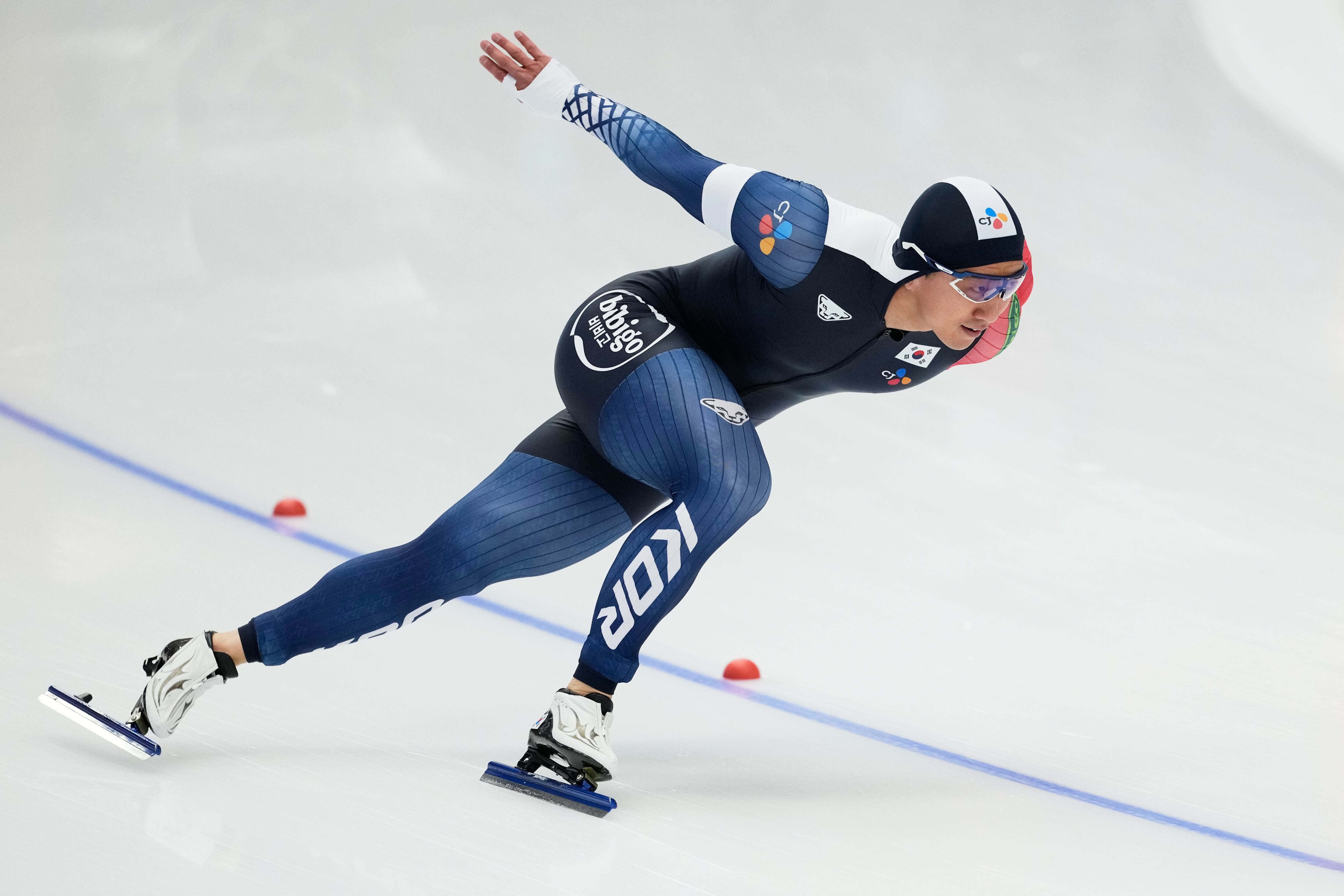 김준호가 25일 독일 인첼에서 열린 월드컵 스피드스케이팅 대회 남자 500m 경기에서 역주하고 있다./ AP 연합뉴스