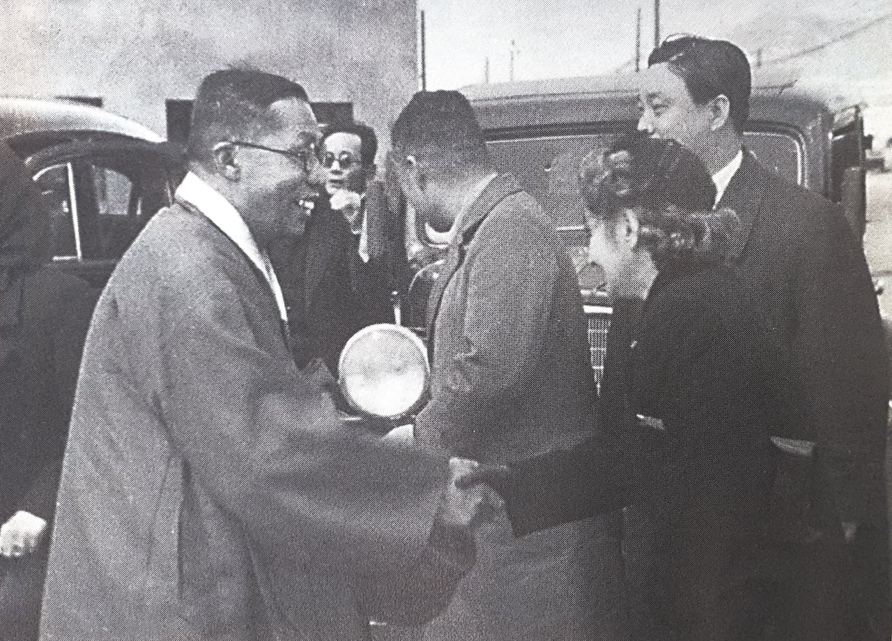 1947년4월21일 김포비행장에서 백범과 악수하는 푸랜시스카.  이승만은 1946년12월부터 5개월간 대한민국 정부 수립을 촉구하는 도미외교를 펼치고 이날 이범석 광복군 총사령관과 함께 귀국했다. 푸랜시스카는 홀로 국내에 머물렀다.