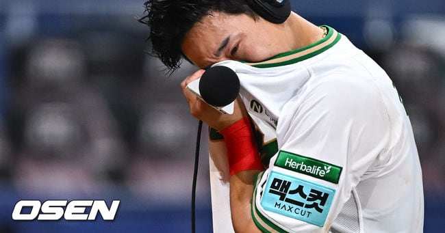 경기 후 눈물을 보이는 김웅빈