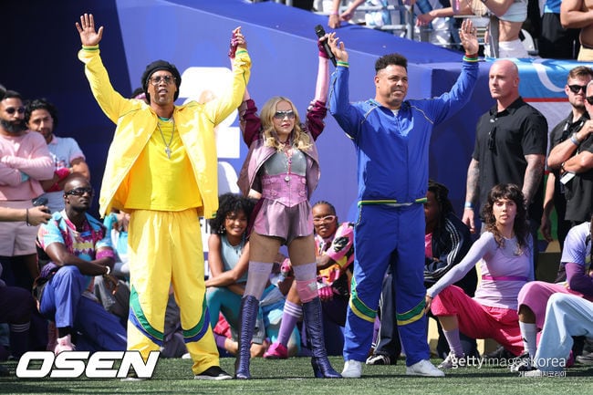 “BTS·마돈나·비버 다 불렀는데 형편없었다” 루니, 27분 월드컵 하프타임쇼 생방송 혹평